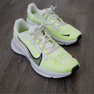 Nike sz 8 athletic shoes 👟